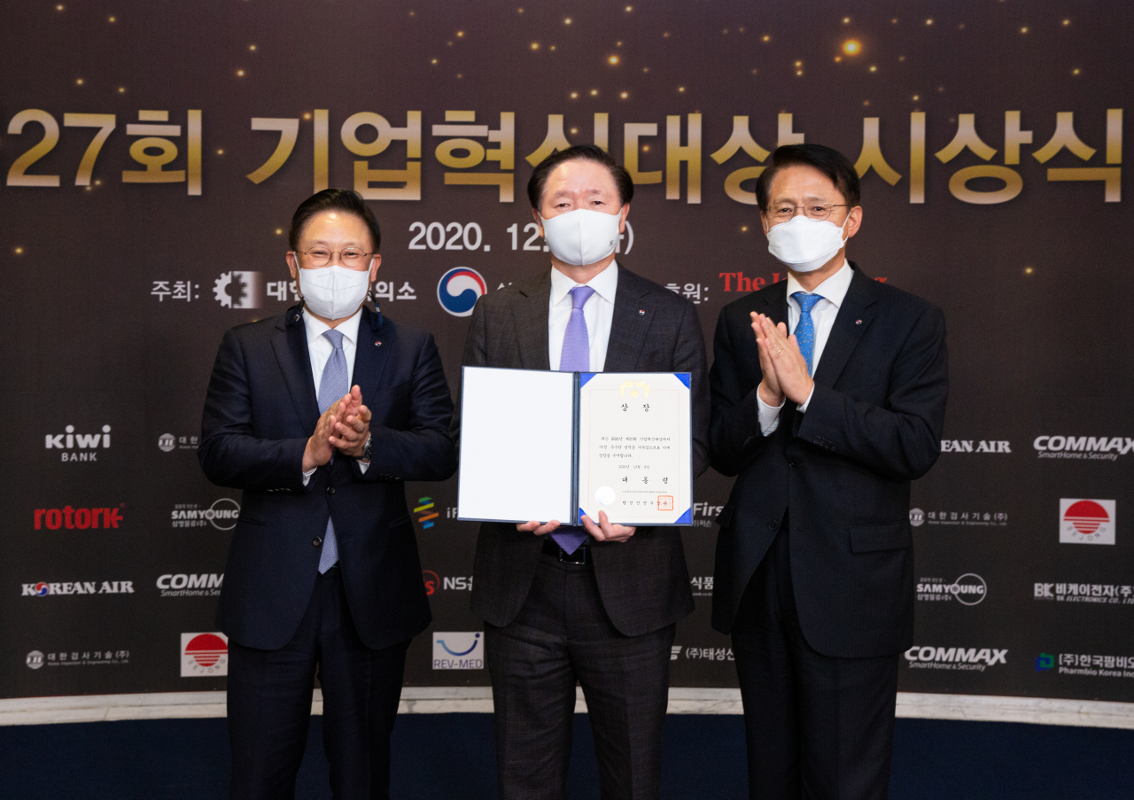 대한항공은 8일 오후, 서울 중구 소재 대한상공회의소에서 열린 '제 27회 기업혁신대상'에서 대통령상을 수상했다. 사진은 대한항공 정책기획담당 김승복 전무(좌측), 대한항공 우기홍 사장(가운데), 대한항공 화물사업본부장 엄재동 전무(우측)가 기념촬영을 하고 있는 모습.[대한항공 제공]