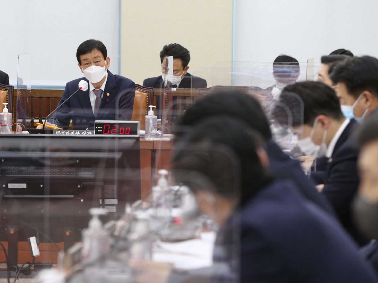 진영 행정안전부 장관이 8일 국회에서 열린 행정안전위원회 전체회의에서 답변하고 있다. [이상섭 기자/babtong@heraldcorp.com]