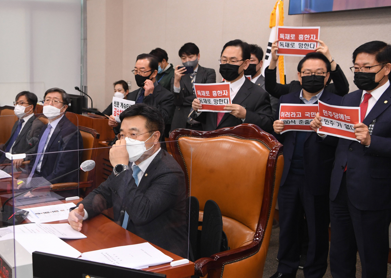 윤호중 국회 법제사법위원장이 8일 서울 여의도 국회에서 열린 법제사법위원회 전체회의에서 상법 일부개정법률안을 통과시키려하자 국민의힘 주호영 원내대표를 비롯한 의원들이 "독재로 흥한 자 독재로 망한다" 구호를 외치며 항의하고 있다. [이상섭 기자/babtong@heraldcorp.com]