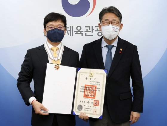권혁빈 스마일게이트 희망스튜디오 이사장(왼쪽)이 8일 서울 용산구 문체부스마트워크센터에서 보관문화훈장을 수훈 받은 후 박양우 문화체육관광부 장관과 기념 촬영을 하고 있다. (사진=연합뉴스)