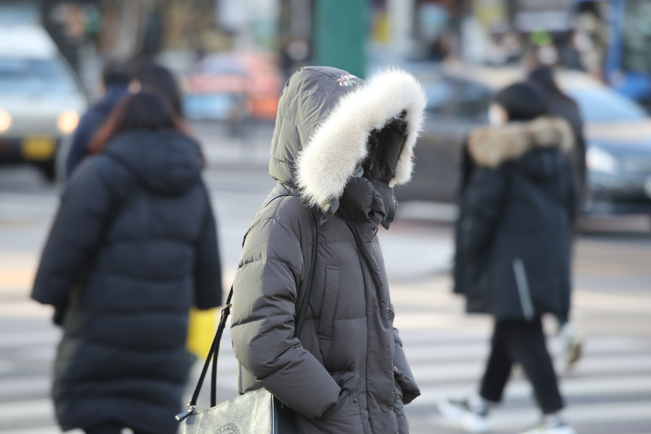 체감온도가 -12도까지 떨어진 18일 오전 서울 종로구 광화문 네거리에서 두꺼운 외투를 입은 시민들이 발걸음을 재촉하고 있다. [연합]