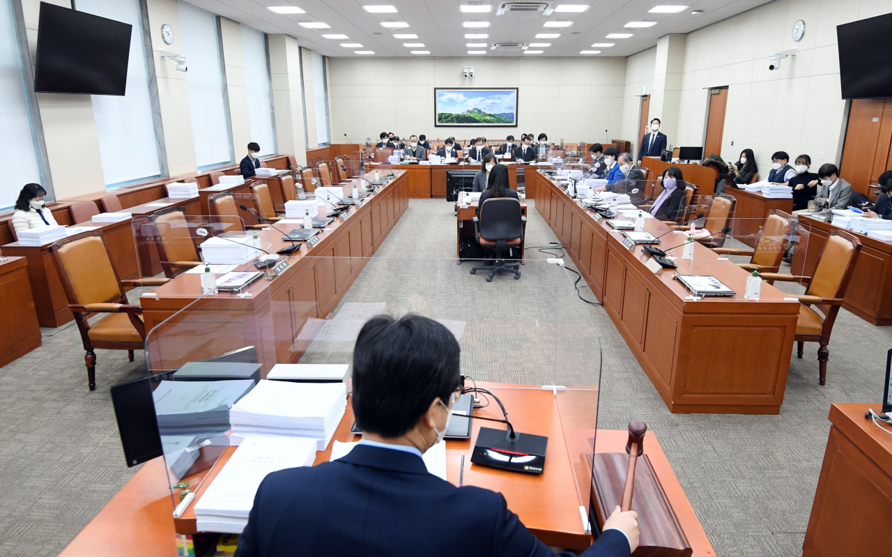 4일 국회에서 환경노동위원회 고용노동법안심사소위원회가 열리고 있다. [연합]