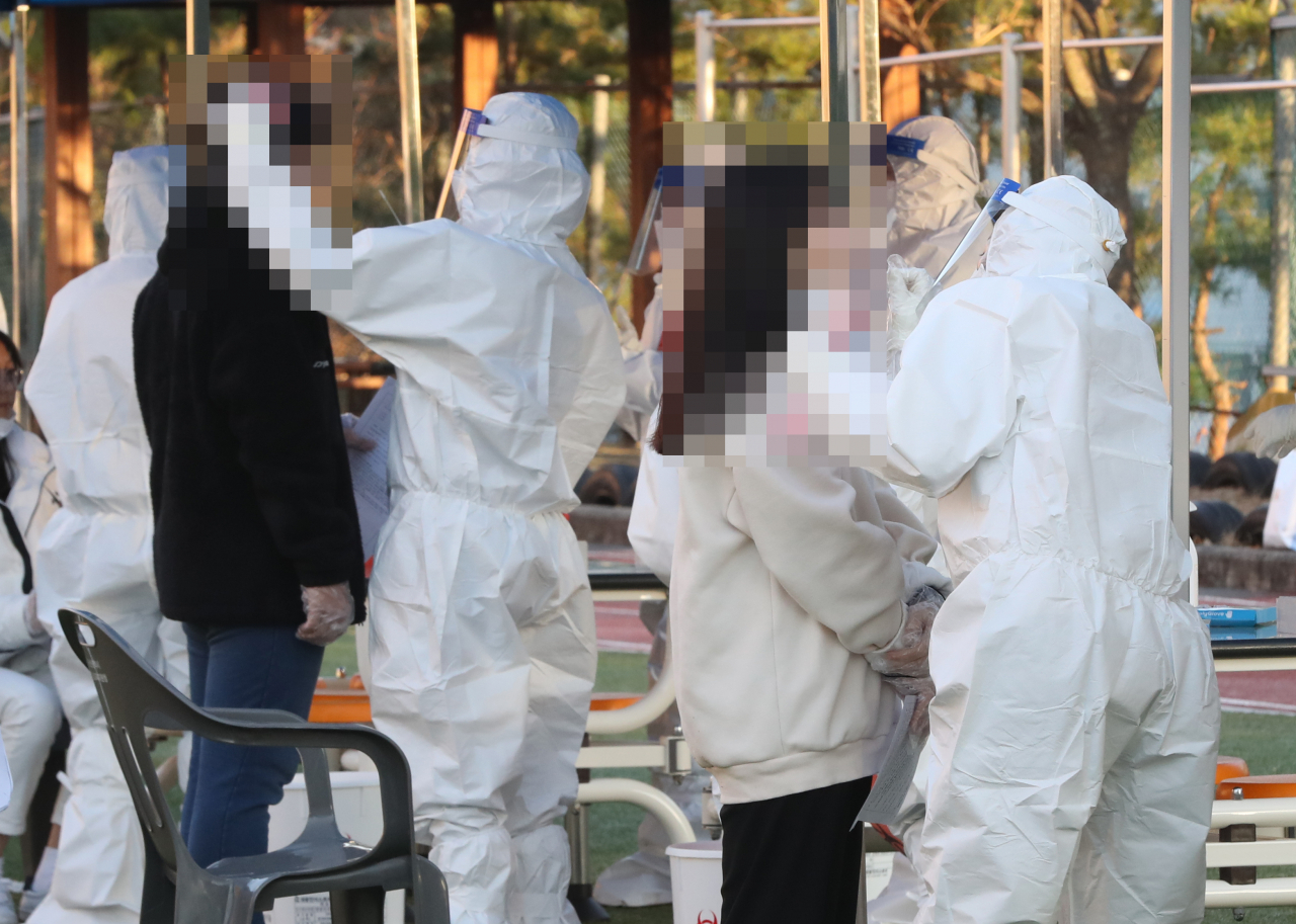 8일 오후 울산시 남구 한 중학교에서 전교생과 교직원을 대상으로 한 신종 코로나바이러스 감염증(코로나19) 전수 검사가 이뤄지고 있다. 이날 이 학교 학생 1명이 코로나19 확진 판정을 받았다. 연합뉴스