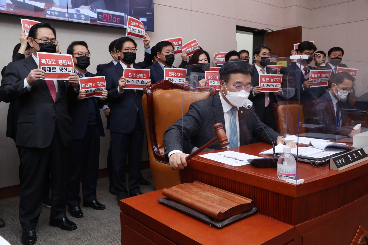 지난 8일 국회 법제사법위원회 전체회의에서 국민의힘 주호영 원내대표와 의원들이 거세게 항의하는 가운데 윤호중 법사위원장이 상법 일부 개정법률안을 가결하고 있다. [연합]
