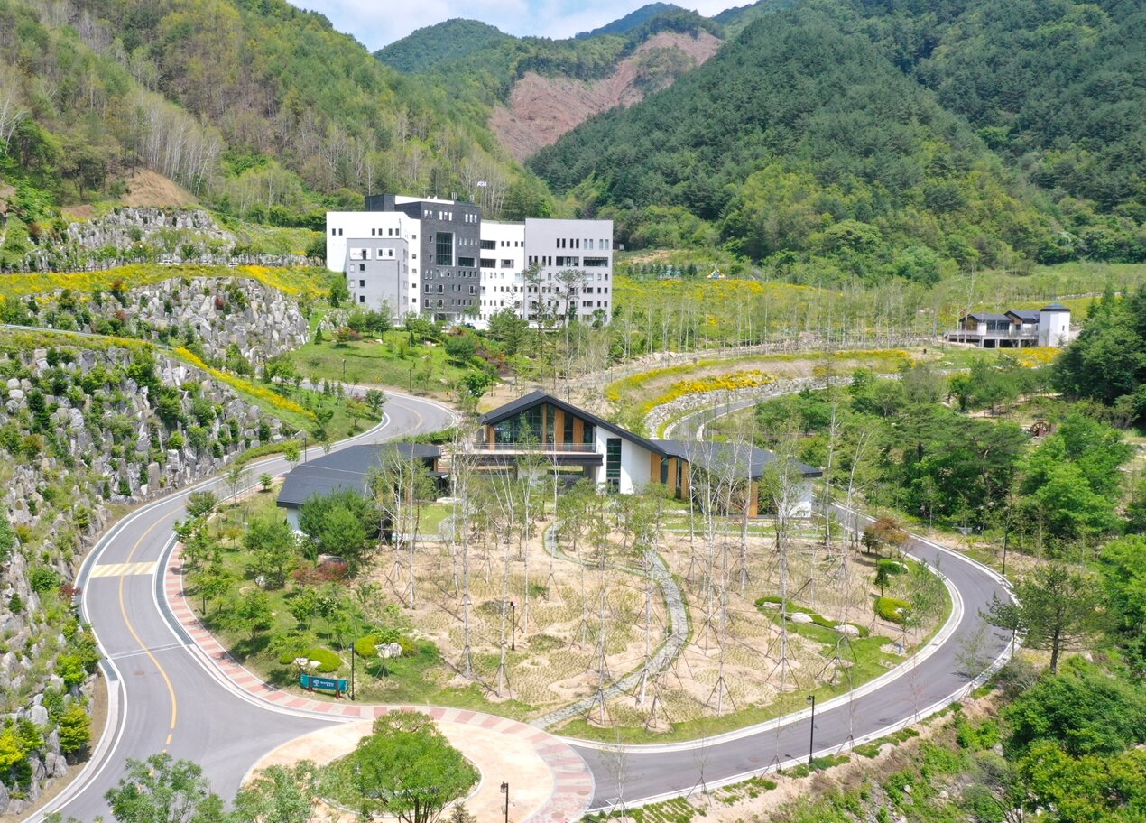 강원랜드 산림힐링재단이 운영하는 산림힐링원은 도박중독 치유를 목적으로 만들어졌는데, 교육프로그램이 좋아 국가 공인 산림교육센터 지정을 받았다.