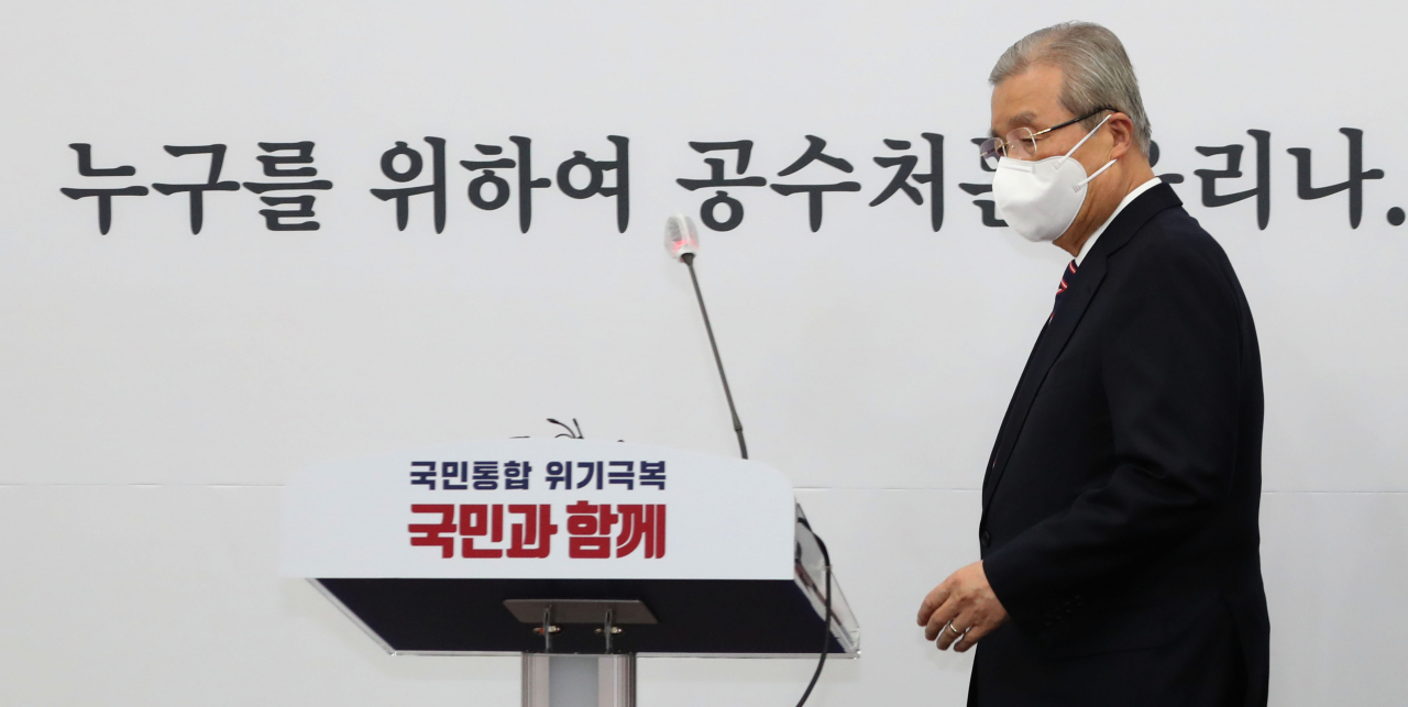 김종인 국민의힘 비상대책위원장이 8일 오후 서울 여의도 국회에서 더불어민주당의 공수처법 강행처리와 관련한 긴급기자회견을 하기 위해 기자회견장에 들어서고 있다. [이상섭 기자/babtong@heraldcorp.com]