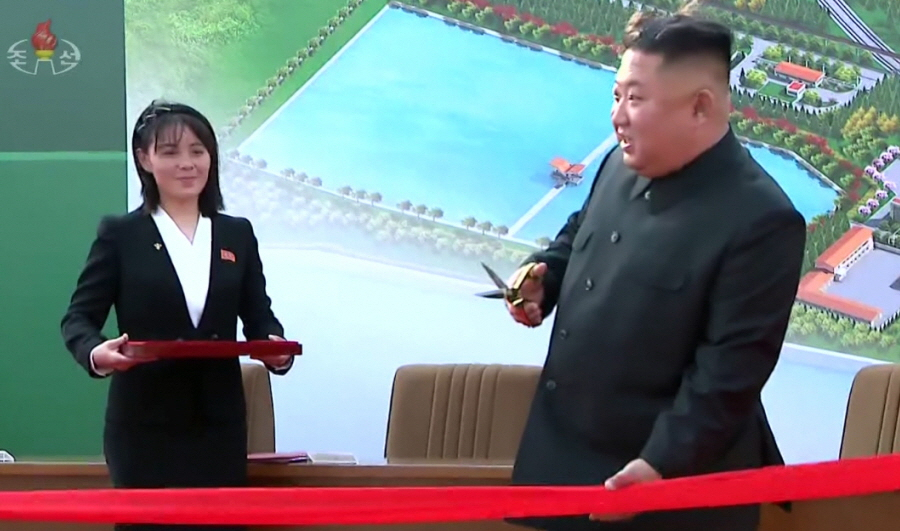 김여정 북한 노동당 제1부부장이 8일 발표한 담화에서 강경화 외교부 장관의 북한 코로나19 대응 관련 발언을 비난하며 6개월여만에 대남비난 재개에 나섰다. 지난 5월 김정은 국무위원장과 함께 순천인비료공장 준공식에 참석한 김 제1부부장. [헤럴드DB]
