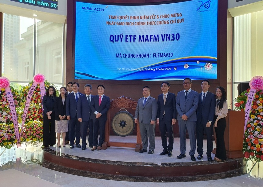 미래에셋 VN30 ETF 상장 기념식.(왼쪽 4번째부터) 미래에셋대우(베트남) 강문경 법인장, 미래에셋그룹 베트남 설경석 총괄대표, 미래에셋자산운용(베트남) 소진욱 법인장, 호치민증권거래소 응웬 부 꽝 쭝 대표(Nguyen Vu Quang Trung), ETF 수탁사인 신한베트남은행 신동민 행장, 미래에셋프레보아생명(베트남) 깜사야 소우봉 대표(Khamsaya Soukhavong). 사진=베트남 호치민증권거래소 제공.