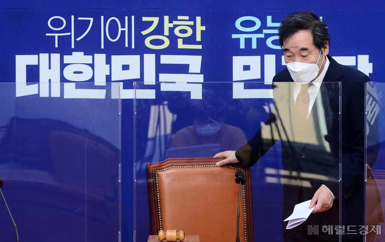 [헤럴드경제=이상섭 기자] 더불어민주당 이낙연 대표가 9일 서울 여의도 국회에서 열린 최고위원회의에 참석하고 있다. babtong@heraldcorp.com