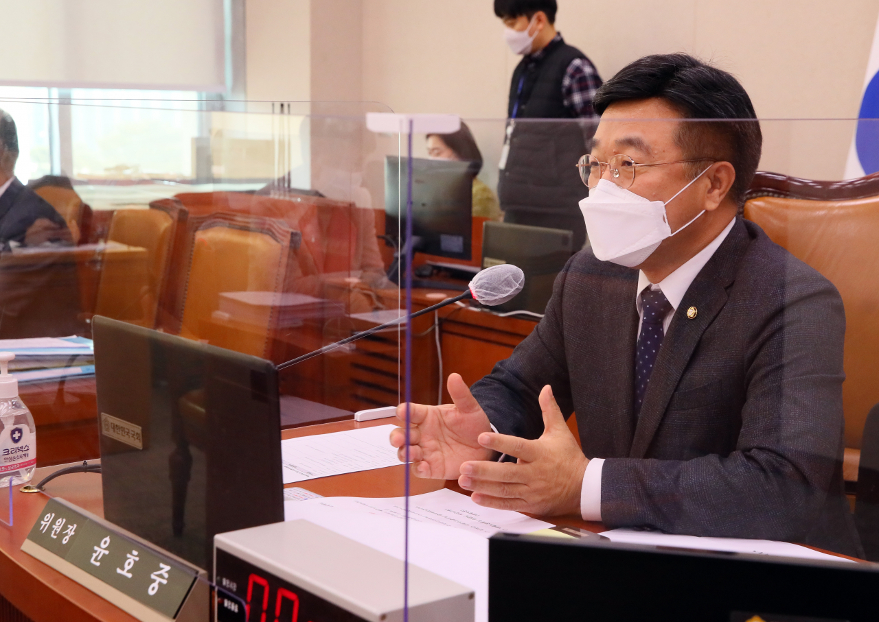 윤호중 법제사법위원장이 9일 국회에서 열린 법제사법위원회 전체회의에서 발언하고 있다. 이상섭 기자 babtong@heraldcorp.com