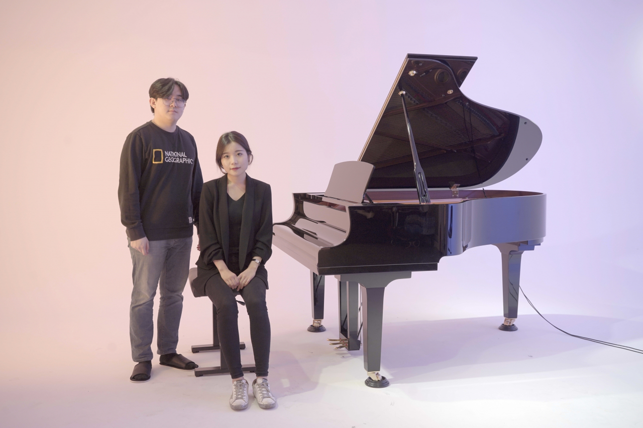 전 세계 클래식 유튜브 3위에 오른 또모는 19학번 세종대 음대 동기 백승준 대표(왼쪽)와 황예은 이사가 의기투합한 채널이다. 7명의 직원들이 꾸려가는 클래식계 예능 콘텐츠로 출발한 또모는 콘텐츠 제작을 넘어 공연 기획, 매니지먼트로 사업을 확장하며 새로운 도약을 꿈꾸고 있다. [또모 제공]