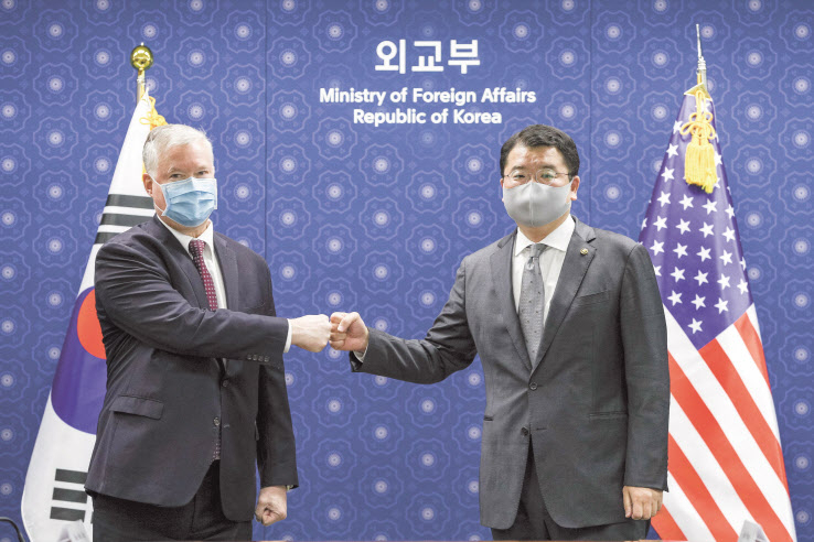 스티븐 비건 미국 국무부 부장관이 9일 서울 종로구 외교부에서 최종건 외교부 1차관과 인사하고 있다. 사실상 트럼프 행정부의 마지막 ‘고별 방한’ 일정에 나선 비건 부장관은 이날 오전 최 차관과 한미 외교차관 회담을 갖고 방위비 분담 등 한미 간 주요 의제를 논의한다. [연합]