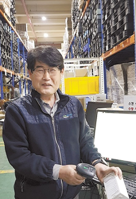 이상근 삼영물류 대표가 지난 1일 인천 서구 가좌동 본사 공동물류센터에서 자동 입출고 시스템에 대해 소개하고 있다.