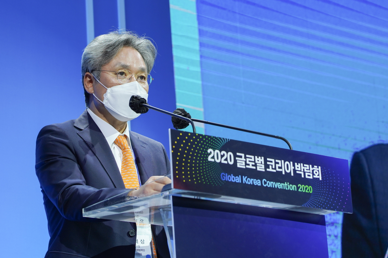 9일 서울 서초구 더케이호텔에서 열린 ‘2020 글로벌 코리아 박람회(GKC)’ 개막식에서 GKC 박람회 공동위원장인 손혁상 코이카 이사장이 공공외교 우수 사례를 발표하고 있다. [코이카 제공]