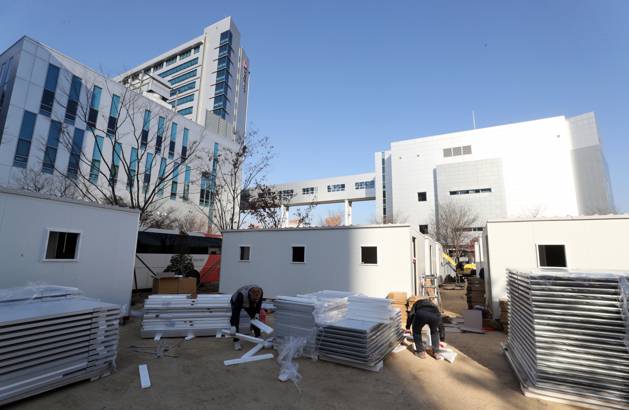 9일 서울 중랑구 서울의료원에서 코로나19 확산으로 인한 병상 부족을 막기 위한 컨테이너 이동병상 설치가 계속되고 있다. 연합뉴스