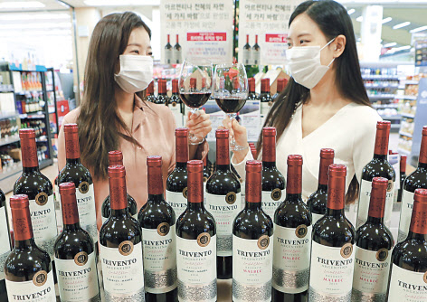 롯데마트가 첫 번째 시그니처 와인을 선보이고 있다. [롯데쇼핑 제공]