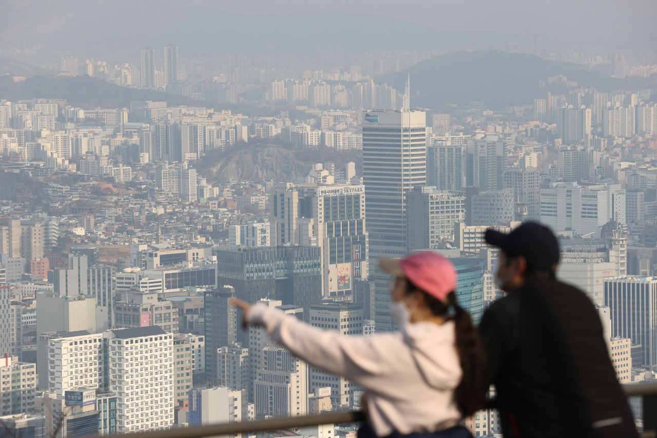 서울 남산에서 바라본 도심에 옅은 미세먼지가 깔려있다. [연합]