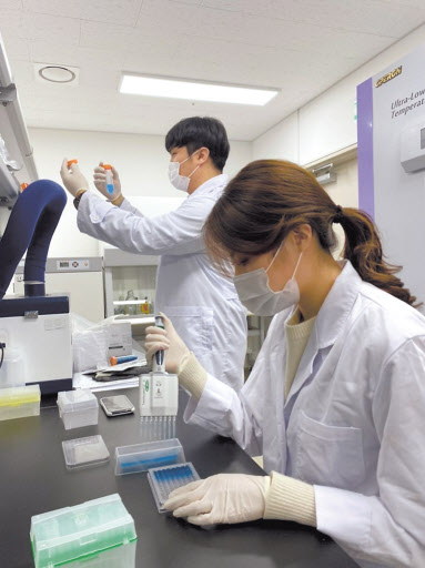 베노바이오 연구진이 단백질 관련 연구를 수행중이다. [베노바이오 제공]