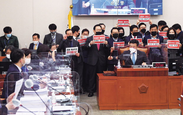 윤호중 국회 법제사법위원장이 지난 8일 서울 여의도 국회에서 열린 법제사법위원회 전체회의에서 상법 일부개정법률안을 통과시키려하자 국민의힘 주호영 원내대표를 비롯한 의원들이 “독재로 흥한 자 독재로 망한다” 구호를 외치며 항의하고 있다. [연합]
