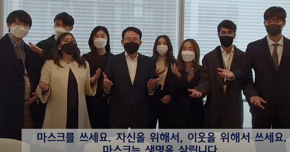 민병철 선플재단 이사장(가운데)이 글로벌 마스크 쓰기 챌린지 영상 제작에 참여하고 있다.