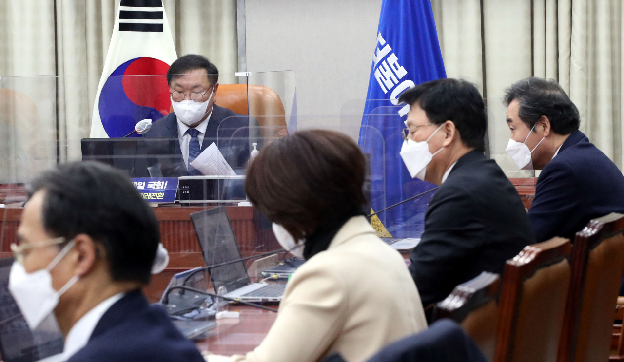 김태년 더불어민주당 원내대표가 9일 오후 국회에서 열린 온택트 의원총회에서 발언하고 있다. 이상섭 기자 babtong@heraldcorp.com