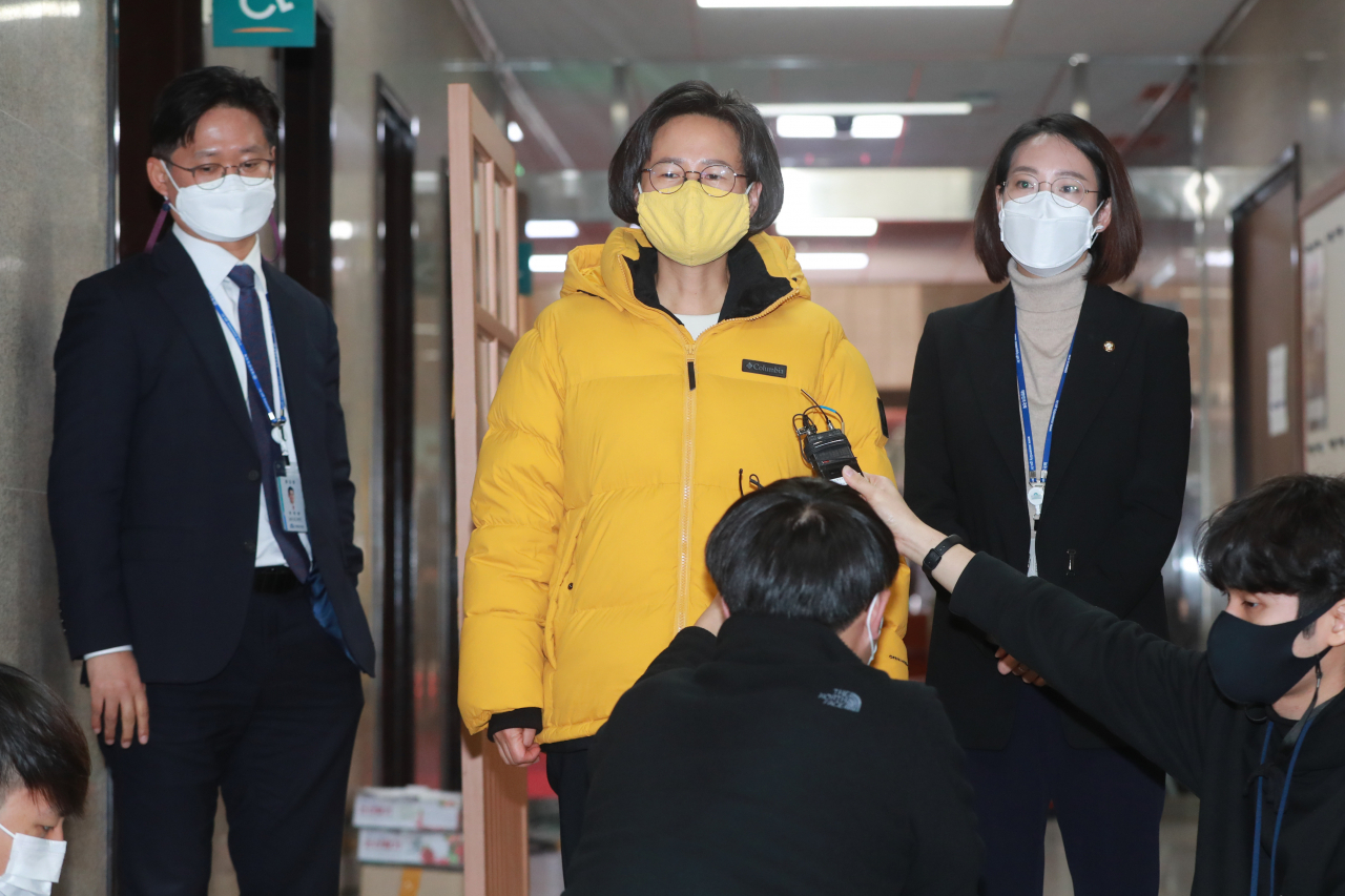 강은미 정의당 원내대표(가운데)가 9일 오전 서울 여의도 국회에서 김태년 더불어민주당 원내대표와 면담을 마치고 취재진의 질문에 답하고 있다. [연합]