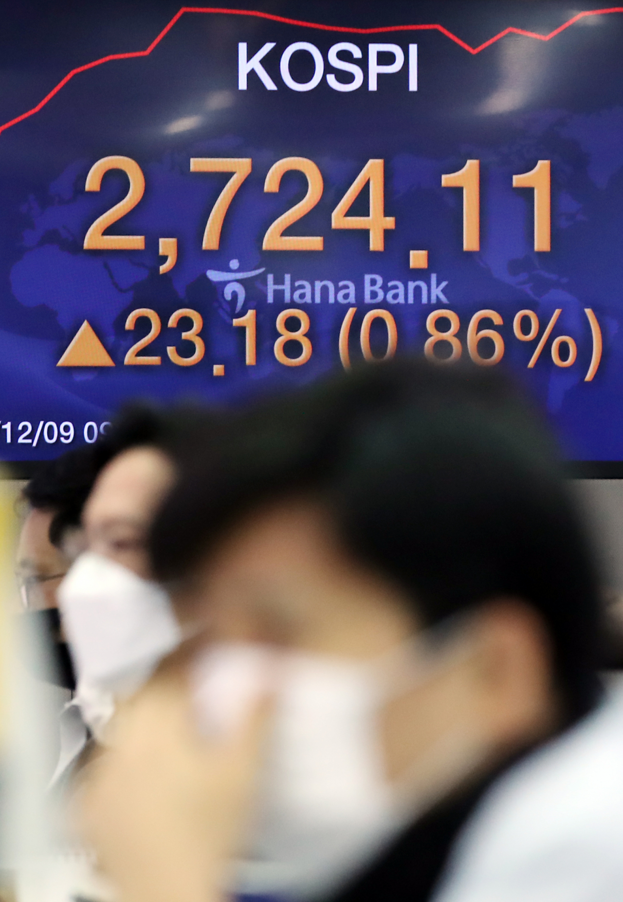 코스피가 2755.47로 마감해 사상 최고치를 기록한 9일 오전 서울 중구 하나은행 본점 딜링룸에서 딜러들이 업무를 보고 있다. [연합]