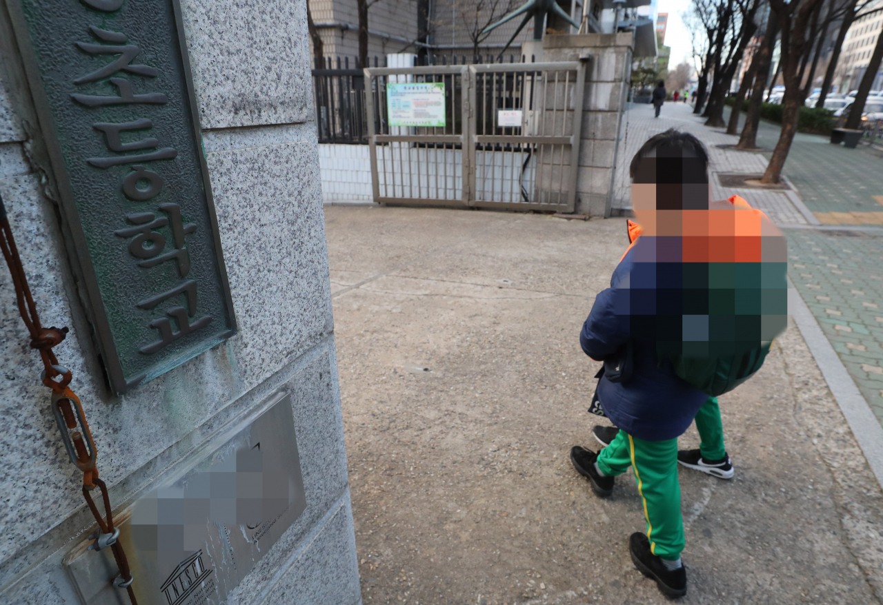 8일 오전 서울의 한 초등학교에서 어린이들이 등교하고 있다. 수도권 지역의 코로나19 대응을 위한 사회적 거리두기가 이날 2.5단계로 격상됨에 따라 이들 지역 유치원과 초등학교, 중학교, 고등학교는 등교 인원 3분의 1 이하를 준수해야 한다. 서울시 모든 중·고등학교는 18일까지 전면 원격 수업을 실시한다. [연합]