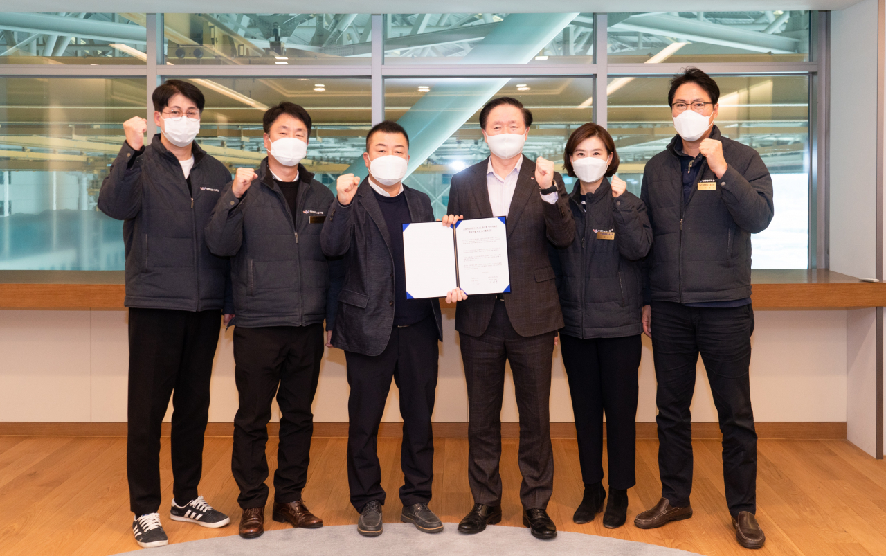 우기홍 대한항공 사장은 9일 오후 일반노조·조종사 노조 위원장과 각각 간담회를 가졌다. 최근 아시아나항공 인수와 관련한 필요성과 진행과정에 대한 이해를 구하는 한편, 상생하는 노사 관계 구축을 위한 노력을 함께 기울이기로 했다. 우기홍 대한항공 사장(오른쪽에서 세번째)과 최대영 일반노조 위원장(네번째)를 비롯한 노사 관계자들이 기념 촬영을 하고 있는 모습.[대한항공 제공]