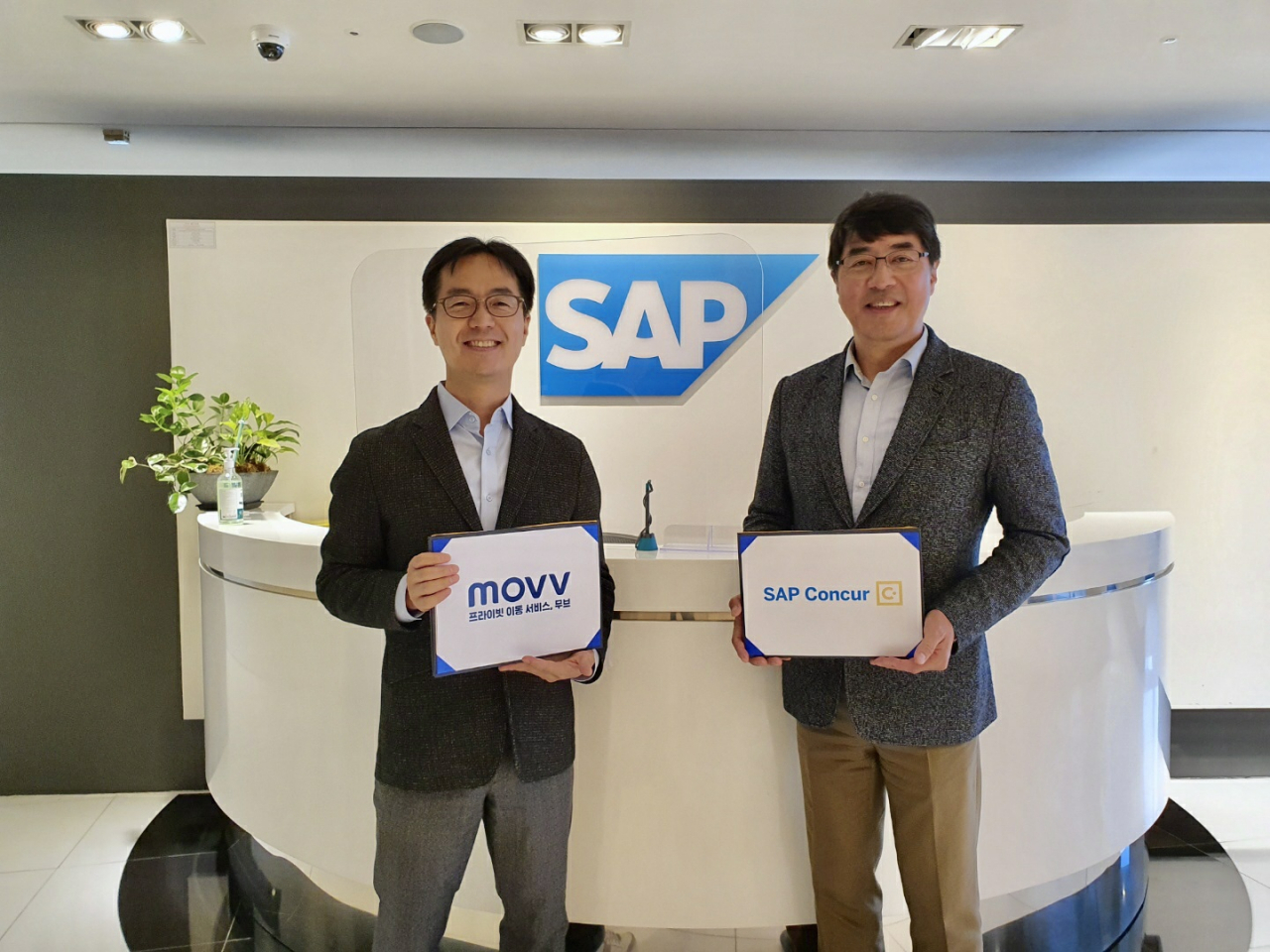 다윗과 골리앗의 제휴로 평가받는 관광벤처 무브와 글로벌 기업 SAP 전략적 제휴. SAP의 포용력, 무브의 당찬 도전 모두 박수를 받고 있다.
