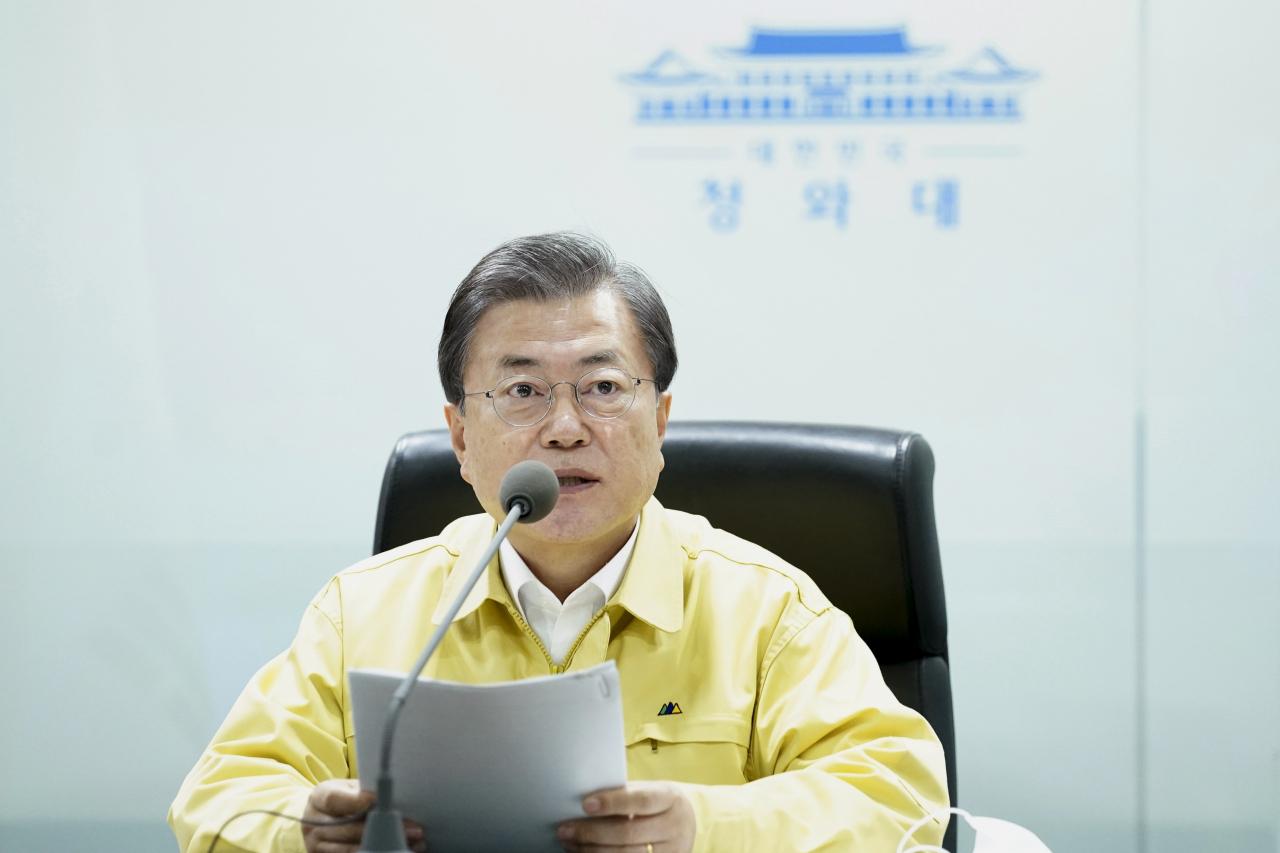 문재인 대통령이 지난 9일 청와대 국가위기관리센터에서 열린 코로나19 수도권 방역상황 긴급 점검회의를 주재하고 있다. [연합]