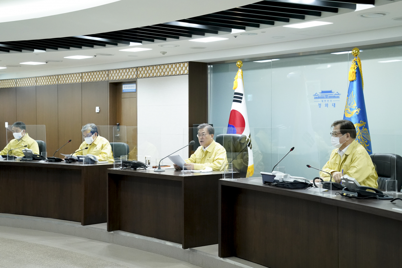 문재인 대통령이 9일 청와대 국가위기관리센터에서 열린 코로나19 수도권 방역상황 긴급 점검회의를 주재하고 있다. [연합]
