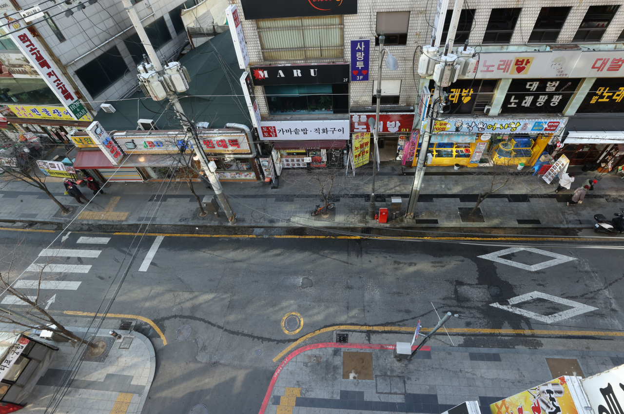 서울 종로구의 음식점 파고다타운과 노래교실 관련 누적 신종 코로나바이러스 감염증 확진자는 27명이 추가로 확인된 가운데 9일 오후 서울 종로구 음식점 파고다타운 인근 거리가 한산한 모습을 보이고 있다. [연합]