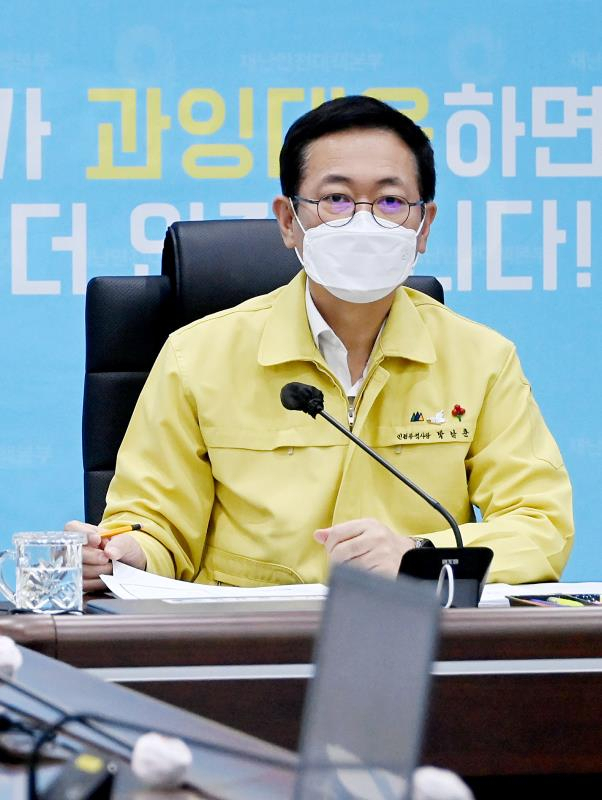 박남춘 인천광역시장이 9일 시청 재난안전대책본부에서 화상으로 진행된 문재인 대통령 주재 '코로나19 수도권 방역상황 긴급회의'에 참석하고 있다.