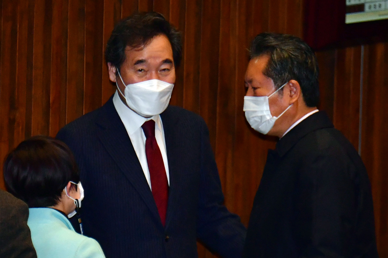 이낙연 더불어민주당 대표와 정청래 의원 등이 9일 오후 국회 본회의장에서 대화하고 있다. [헤럴드경제=이상섭 기자]