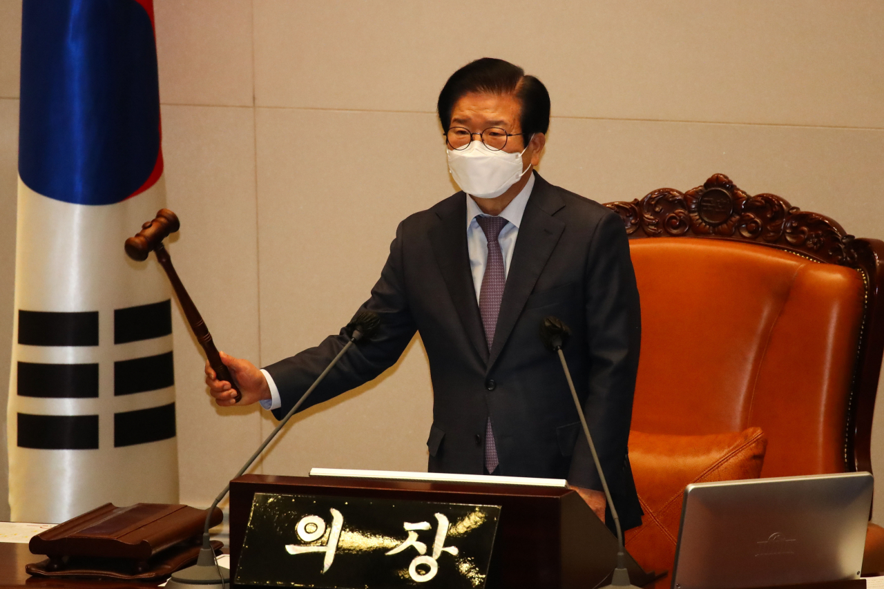 박병석 국회의장이 9일 오후 서울 여의도 국회에서 열린 본회의에서 의사봉을 두드리고 있다.[헤럴드경제=이상섭 기자]