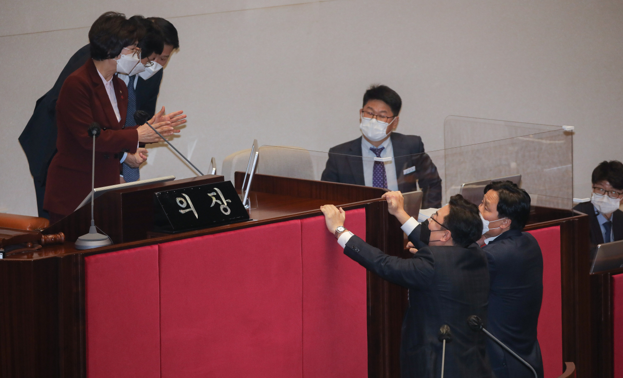 김상희 국회 부의장, 더불어민주당 김영진 원내수석부대표, 국민의힘 김성원 원내수석부대표가 9일 오후 서울 여의도 국회에서 열린 본회의에서 독점규제 및 공정거래에 관한 법률 전부개정법률안, 금융복합기업집단의 감독에 관한 법률안에 대한 투표에 대해 논의하고 있다. [연합]