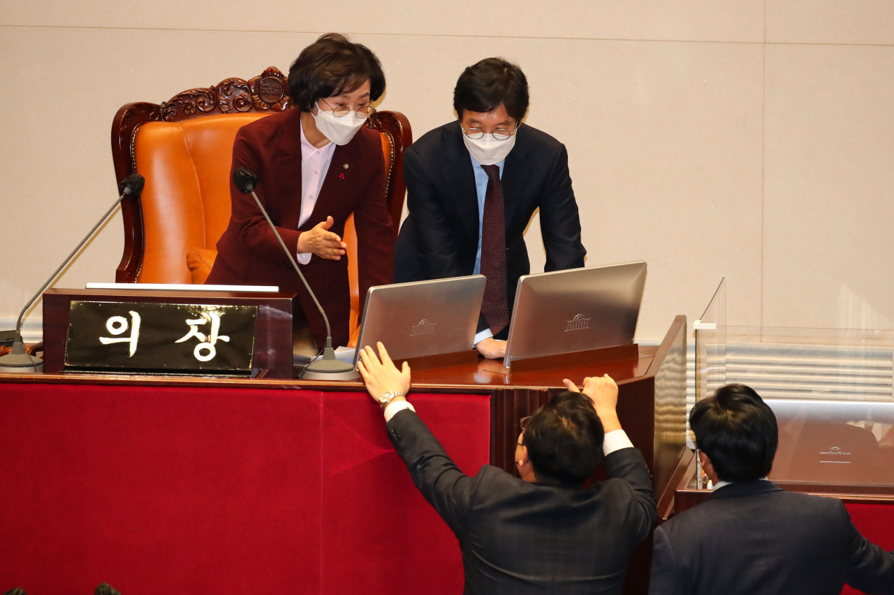 9일 오후 국회에서 열린 제382회 국회 정기회에서 여당과 야당의 합의가 되지않은 법안이 상정되자 김성원 국민의힘 원내수석부대표와 김영진 더불어민주당 원내수석부대표가 김상희 국회부의장과 대화하고 있다. [헤럴드경제=이상섭 기자]