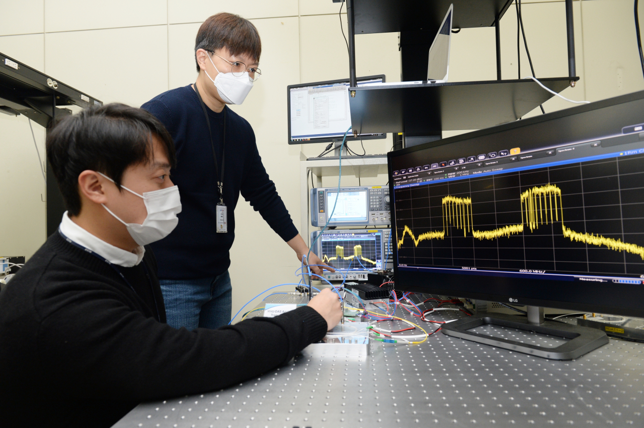 ETRI 연구진이 개발한 5G 광중계기 기술 성능을 점검하고 있는 모습.[ETRI 제공]