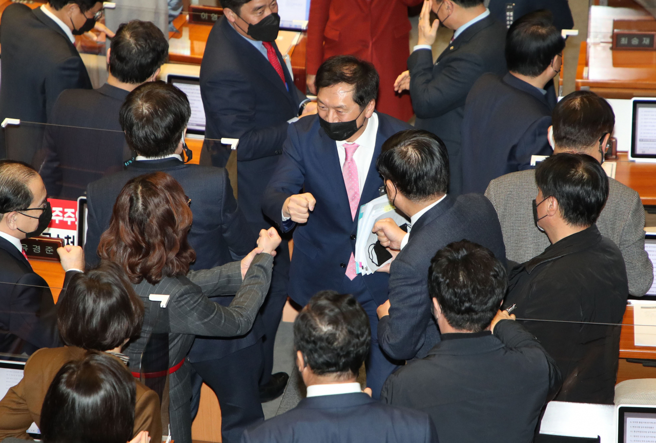 김기현 국민의힘 의원이 10일 자정께 국회 본회의장에서 고위공직자범죄수사처 설치 및 운영에 관한 법률 일부개정법률안(대안)에 대한 무제한토론을 마친 뒤 동료 의원들과 인사하고 있다.[헤럴드경제=이상섭 기자]