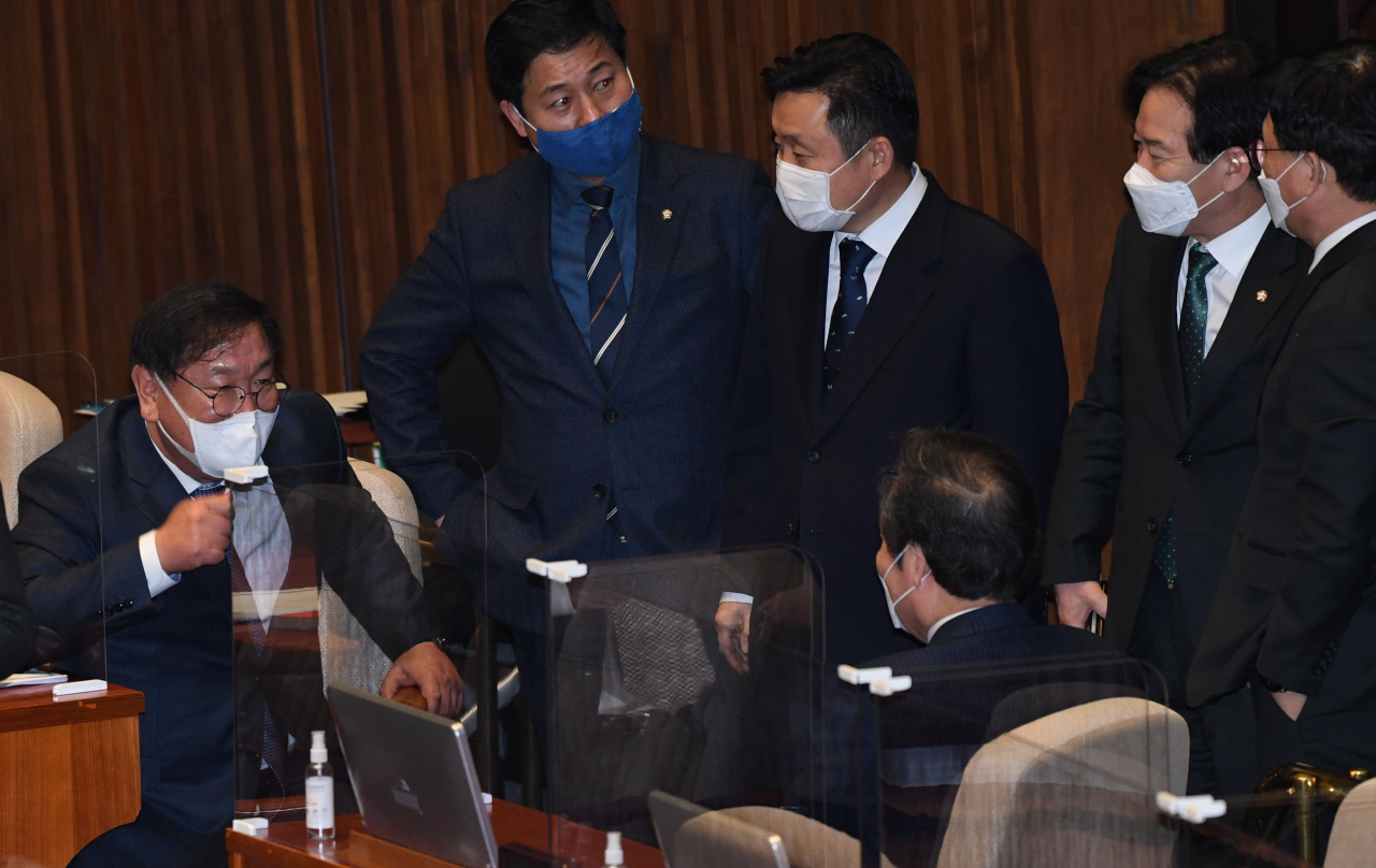 이낙연 더불어민주당 대표, 김태년 원내대표가 9일 오후 국회 본회의에서 논의하고 있다. [헤럴드경제=이상섭 기자]