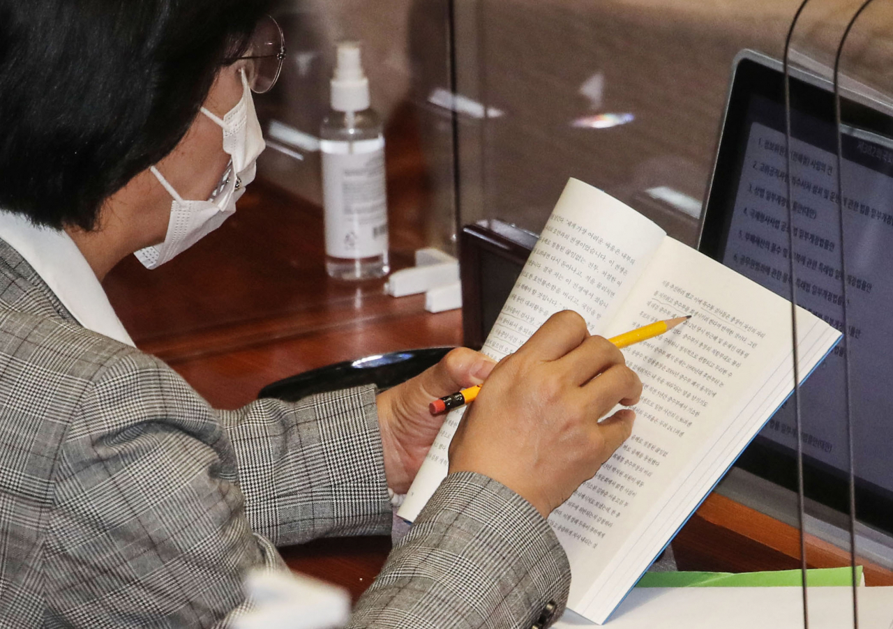 추미애 법무부 장관이 9일 오후 국회 본회의에서 '내가 검찰을 떠난 이유'라는 책을 읽던 중 '특수통 검사들은 총장이 자신의 자리를 지키려고 중수부를 희생시키려'라는 부분에 밑줄을 치고 있다. [헤럴드경제=이상섭 기자]