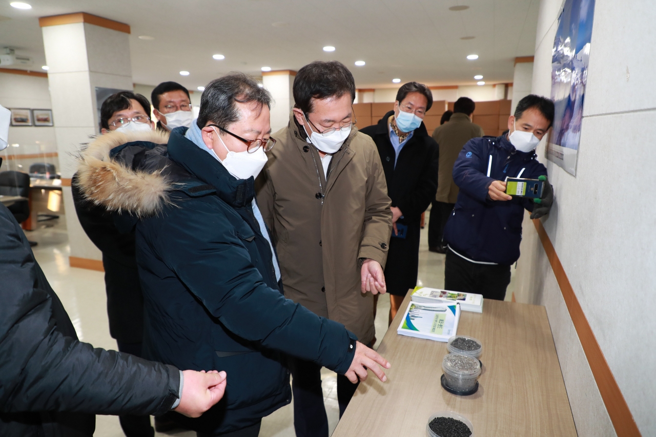조광한(왼쪽) 남양주시장이 박남춘 인천광역시장에게 에코랜드 현황을 설명하고 있다. [남양주시]