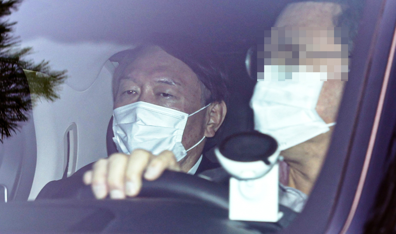 법무부 검사징계위원회를 하루 앞둔 지난 9일 윤석열 검찰총장이 차량을 타고 서울 서초구 대검찰청 주차장을 나서고 있다. [연합]