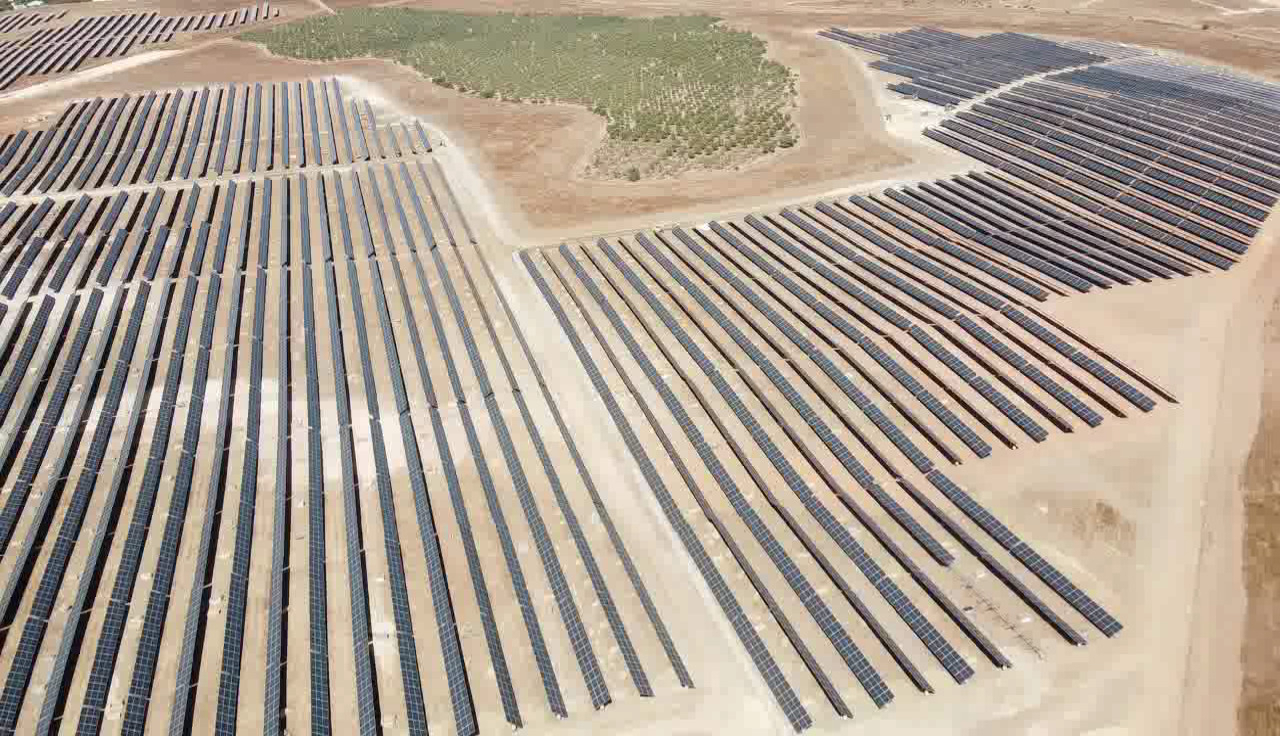 한화에너지가 스페인 남부 세비야에 건설한 50MW 규모의 태양광 발전소를 아일랜드 기업 아마렌코 솔라에 매각했다고 밝혔다. [한화에너지 제공]