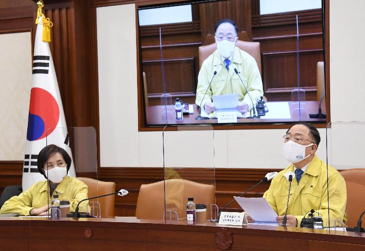 정부가 코로나 위기 극복과 경제활력을 위해 내년 예산의 72.4%를 상반기에 배정해 조기집행할 방침이지만, 코로나 확산세가 지속되면서 연초 집행계획에 차질이 불가피해지고 있다. 홍남기 부총리 겸 기획재정부 장관이 지난 7일 서울 광화문 정부서울청사에서 제22차 비상경제 중앙대책본부 회의를 주재하고 있다. [기획재정부 제공]