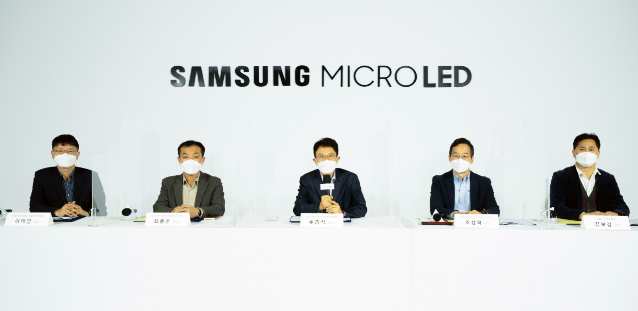 삼성전자가 10일 양방향 화상 회의 솔루션인 웨비나(Webinar) 시스템을 활용해 개최한 마이크로 LED TV 신제품 공개 행사에서 추종석(가운데) 삼성전자 영상디스플레이사업부 영상전략마케팅팀장(부사장)이 인사말을 하고 있다. [삼성전자 제공]
