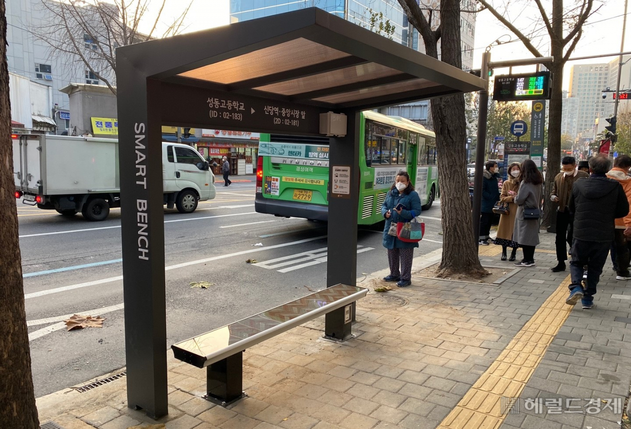 성동고등학교 앞에 설치된 온열의자.