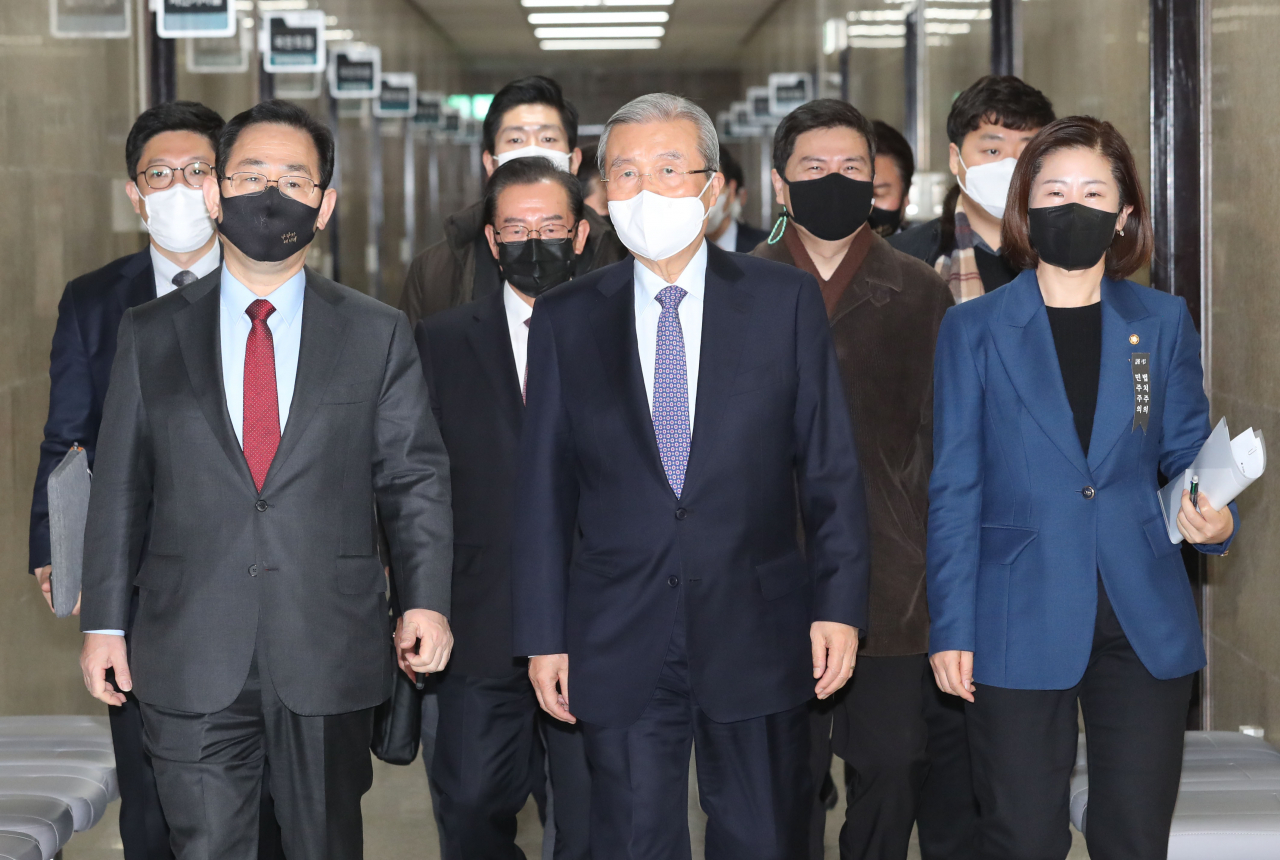 김종인 국민의힘 비상대책위원장과 주호영 원내대표, 비상대책위원들이 10일 오전 서울 여의도 국회에서 열린 비상대책위원회의에 참석하고 있다. [이상섭 기자/babtong@heraldcorp.com]