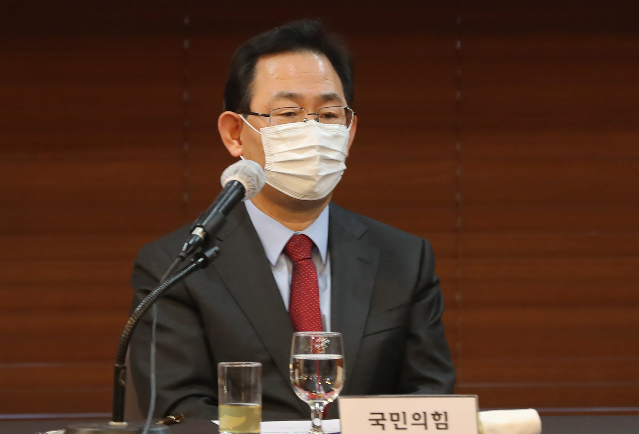 주호영 국민의힘 원내대표가 10일 오전 서울 종로구 한국프레스센터에서 열린 '문재인 정권 폭정 종식을 위한 정당·시민사회단체 대표자 연석회의에 참석해 사회자인 국민의힘 이재오 상임고문의 발언을 듣고 있다. [연합]